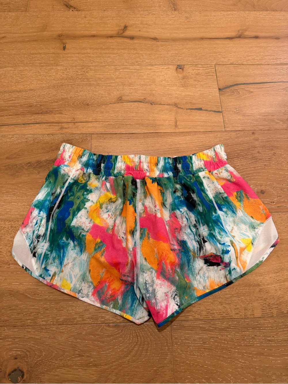 Lululemon Vibrant Hotty Hot Shorts - size 10 - Picture 4 of 6